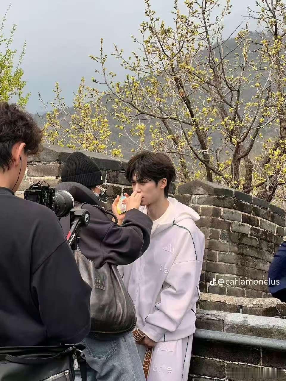 外国游客偶遇梓渝爬长城外国网友长城偶遇梓渝 外国游客偶遇梓渝爬长城，长得太帅了被