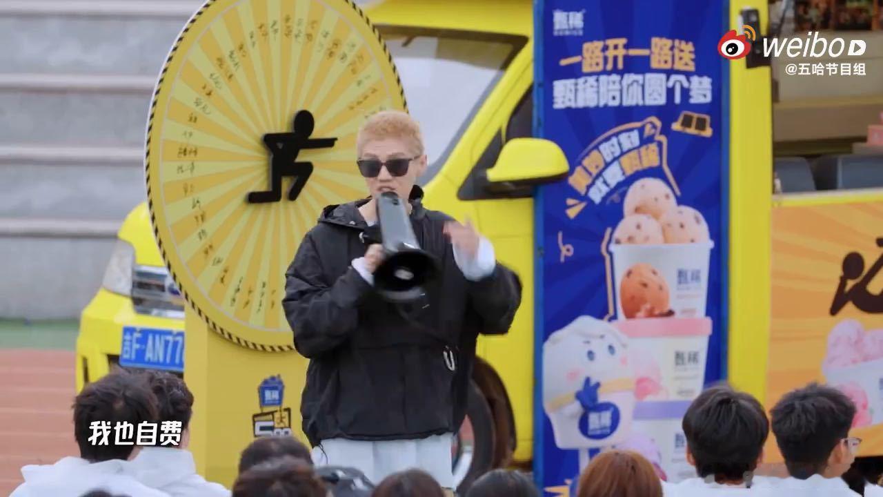 看鹿晗给旅游基金时弹幕全在"我嫉妒但我恭喜"同理！！被偶像悄咪咪宠一把比中奖还难