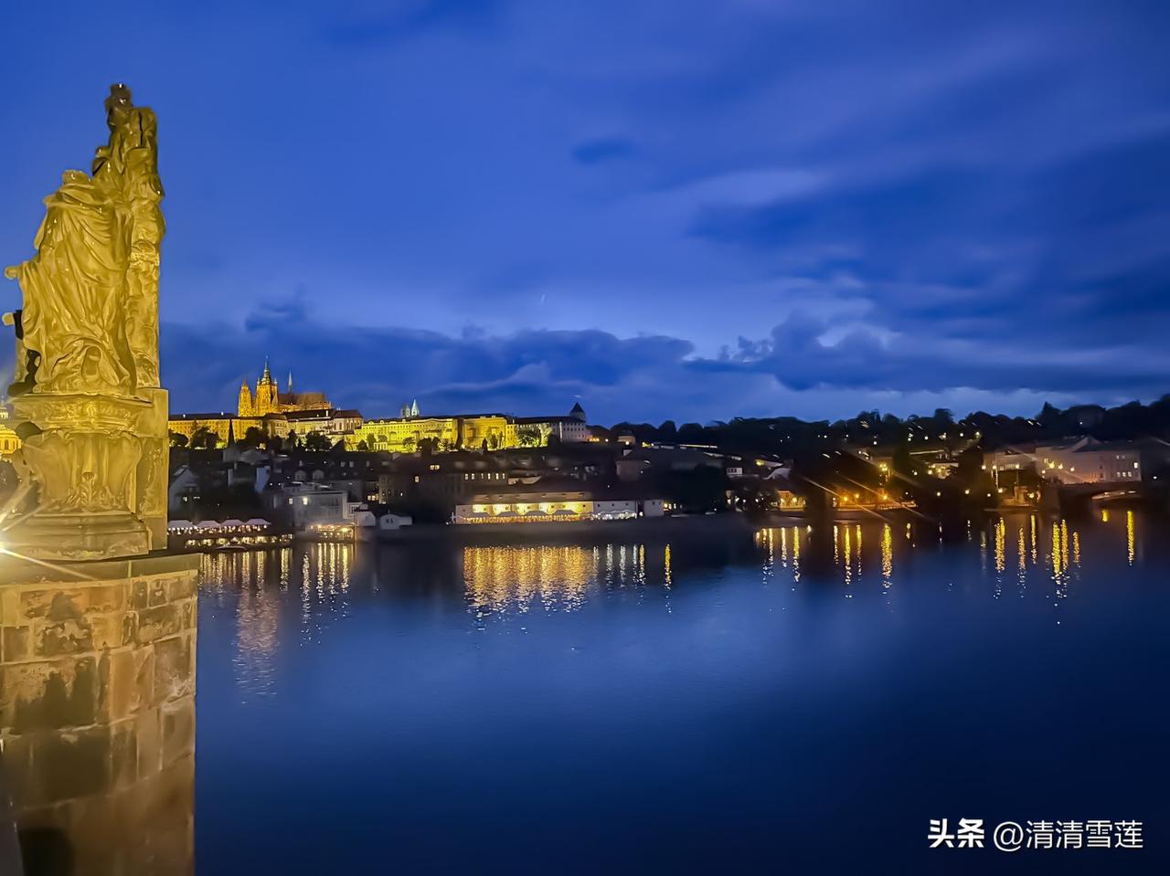 儿子欧洲行在继续＿布拉格的夜景！

查理大桥是捷克布拉格最富盛名的地标之一，也是