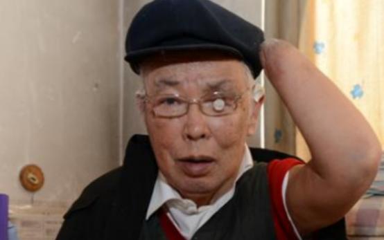 1950年，长津湖战场，17岁的朱彦夫在昏迷中被敌人一刀划开了肚子，他被突然的剧