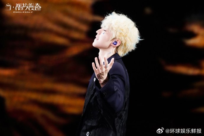 谁还记得当年虾球名场面！王俊凯如今从容下厨，同款虾球火热畅销。王俊凯虾球不骂人了