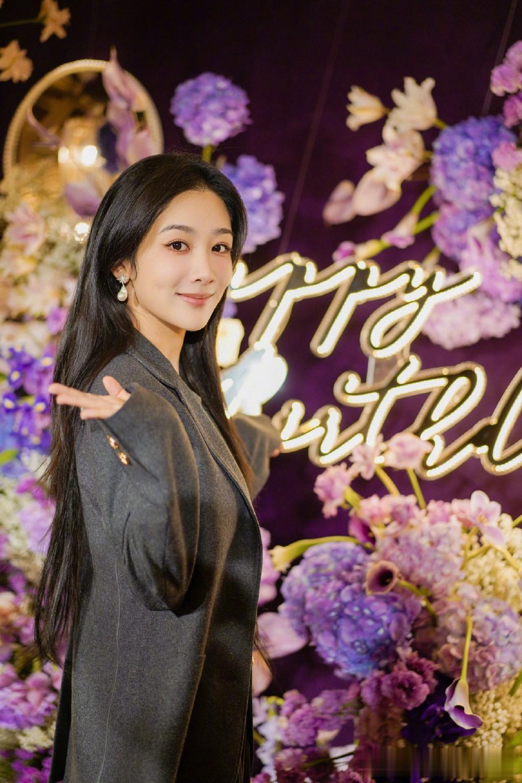 杨紫的朋友圈真广，感觉只有她可以在每年生日上集齐欢乐颂四美的祝福，这里换成其他任