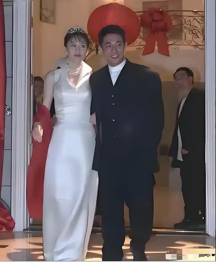 让人想不明白的是，当初利智是肤白貌美的绝世美女，怎么就嫁给了个子矮小，长相一般般
