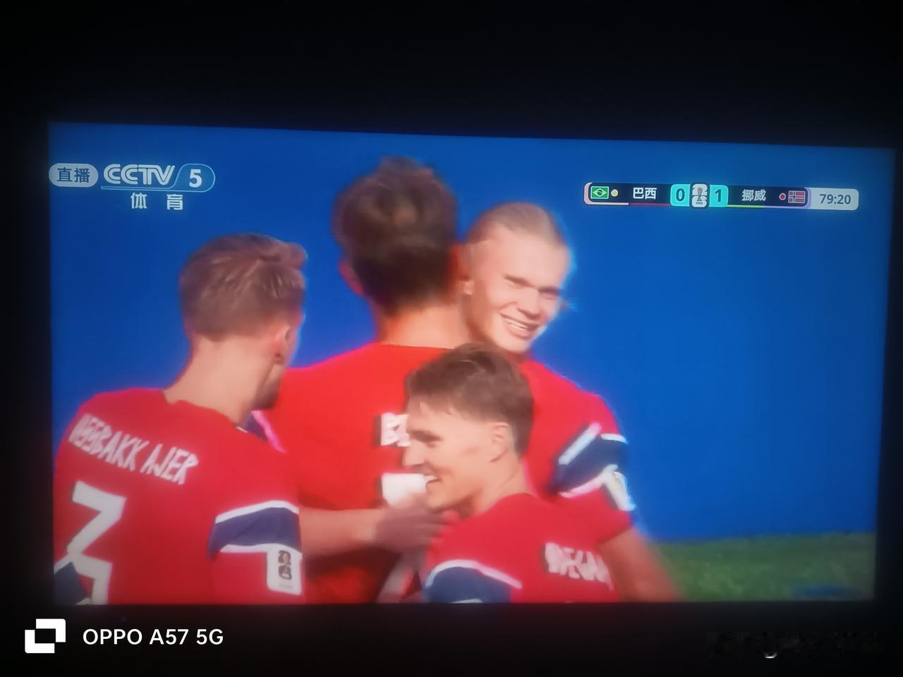 哈兰德进球啦！
挪威-巴西1-0！挪威队打破僵局，五星巴西还有机会吗？