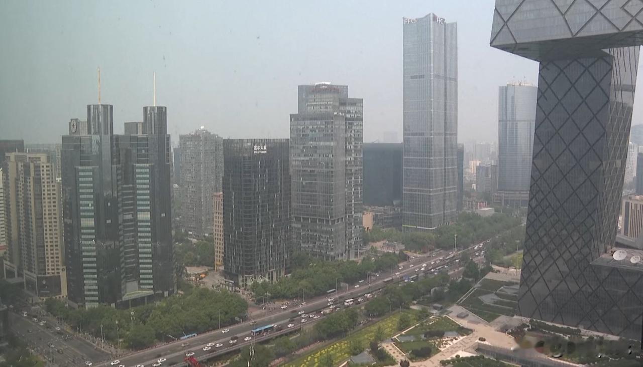 美国媒体跟欧洲媒体还不太一样。美联社直播特朗普访华，空闲的镜头就是对着东三环的高