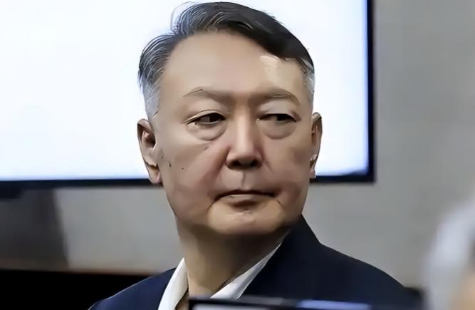 当地时间4月14日，首尔中央地方法院上演韩国宪政史最唏嘘一幕！

前总统尹锡悦与