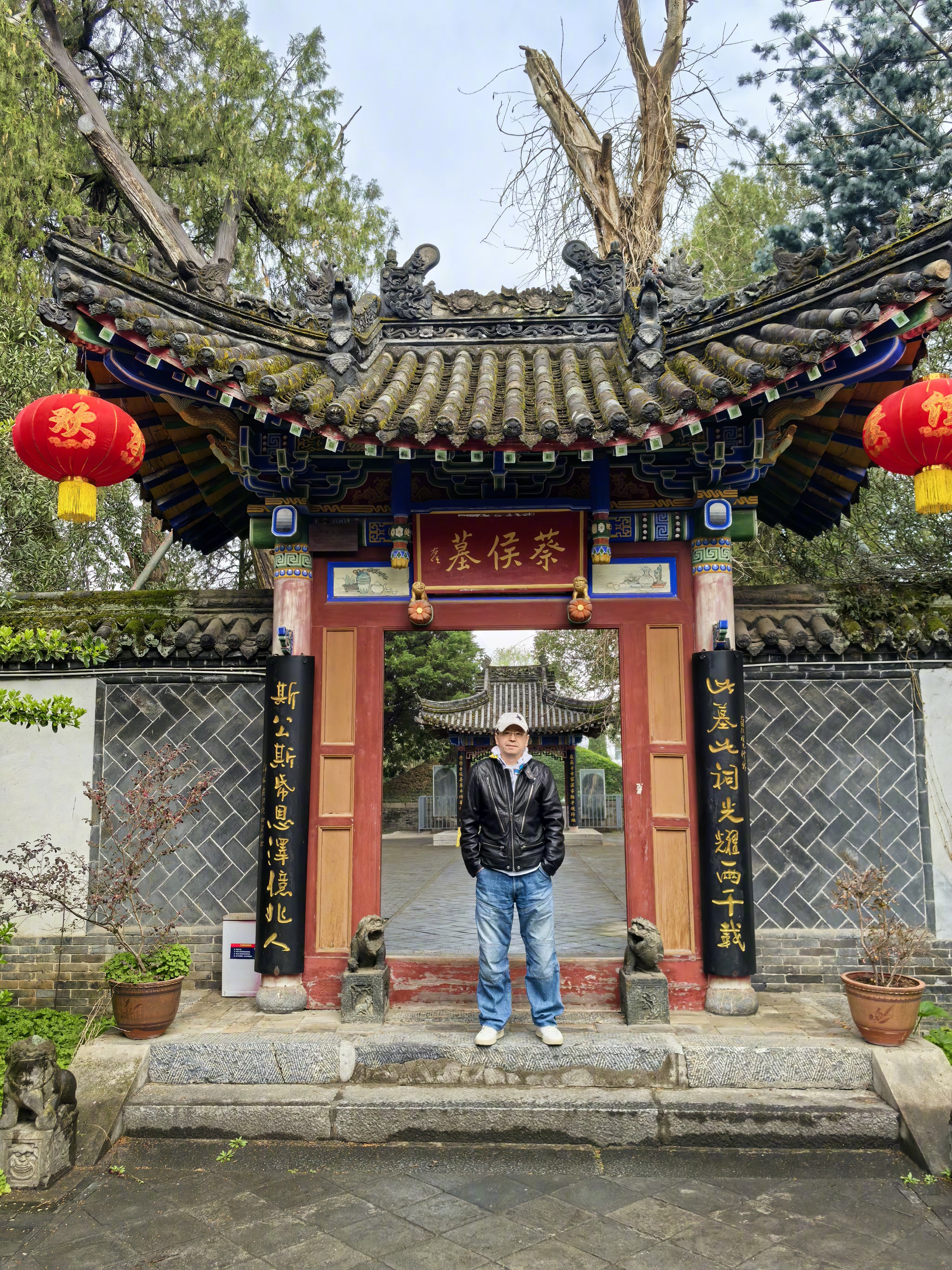 千秋蔡侯纸！在䦼西汉中，洋县。谒蔡伦墓，赏蔡侯纸。 