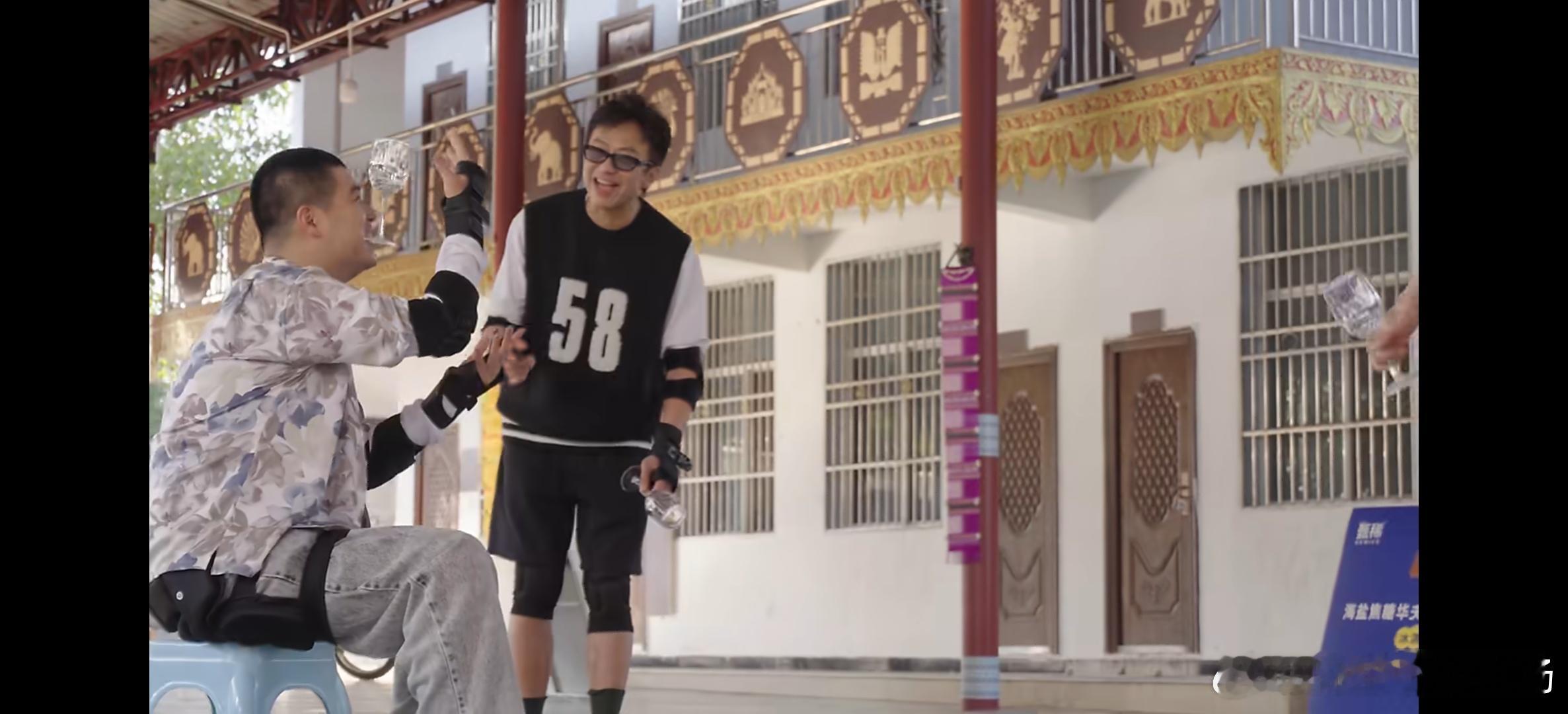 鹿晗用高脚杯给马頔洗脸鹿晗高脚杯还能这么用，鹿晗你是懂服务的，马頔一脸懵的样子太