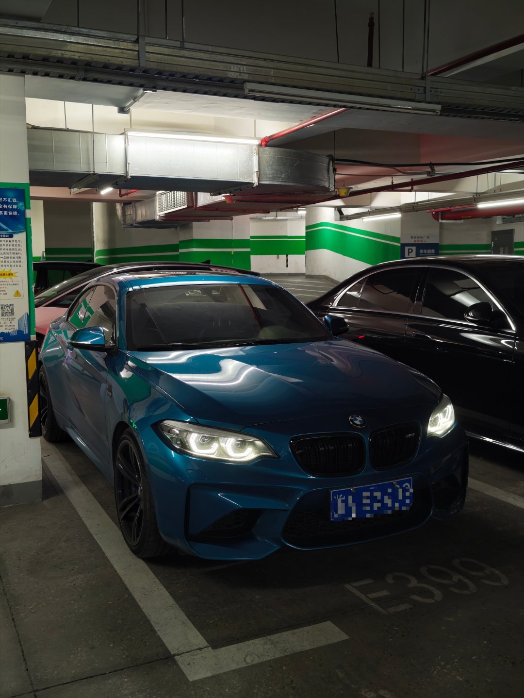 到了，夜晚跑高速，听听播客，非常自在  明天是我第一次开M3 Touring，在