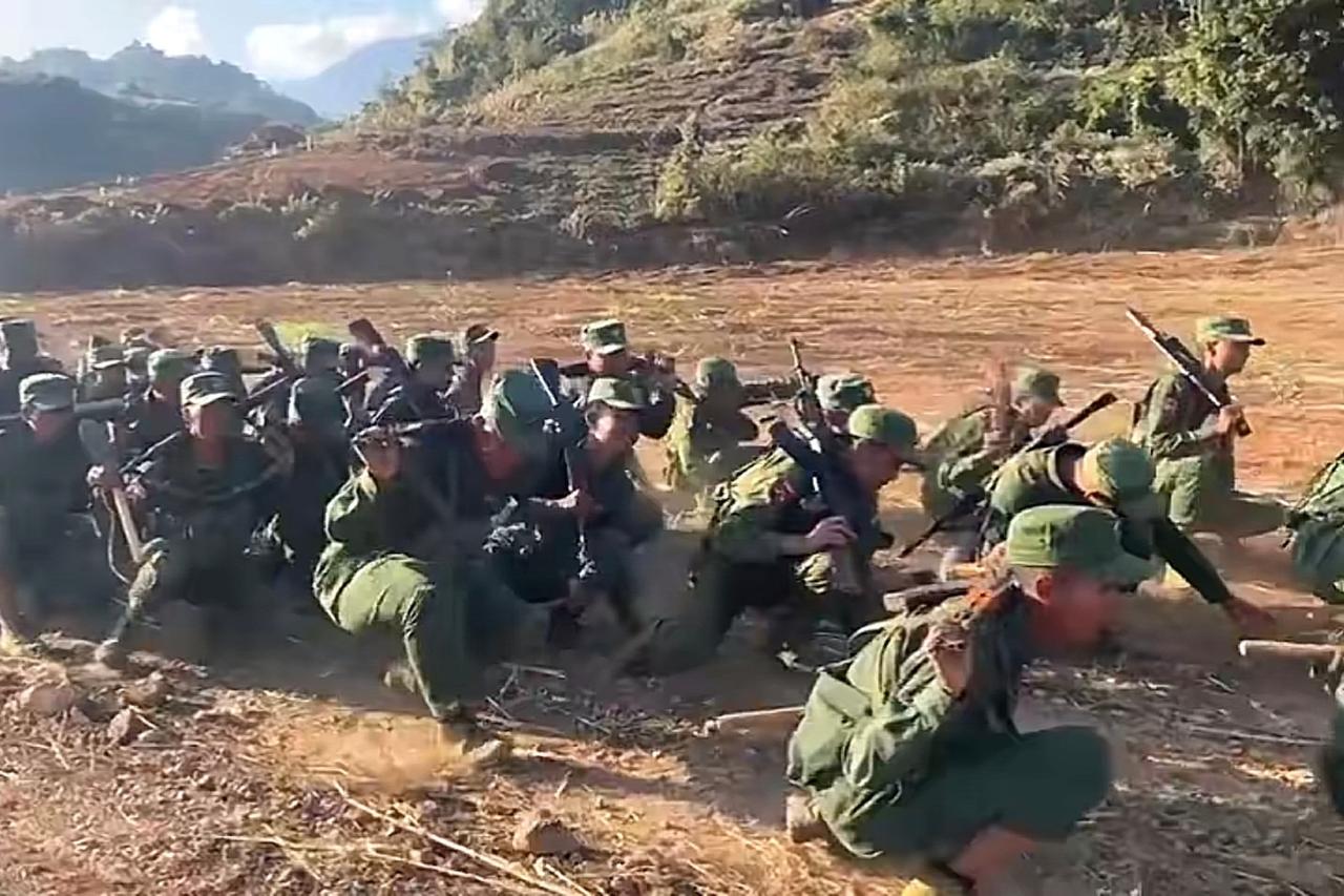 果敢同盟军训练走鸭子步！

应该是北方教官带去的鸭子步，对脚踝、腰部、肌肉以及膝