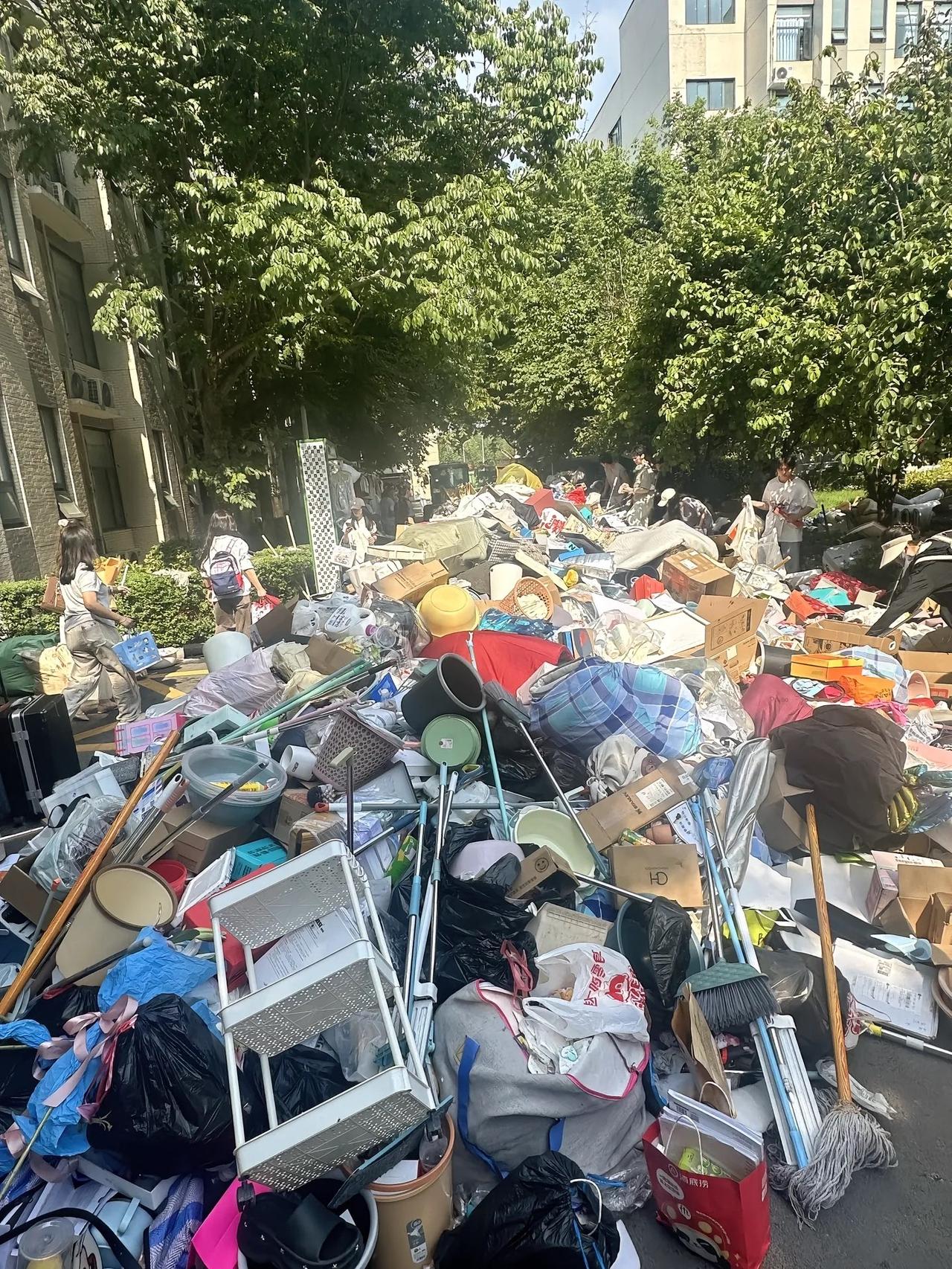 学生反映毕业季大学生带不走的物品宿舍楼下堆成小山，衣撑垃圾桶水盆需要的可以来拿。