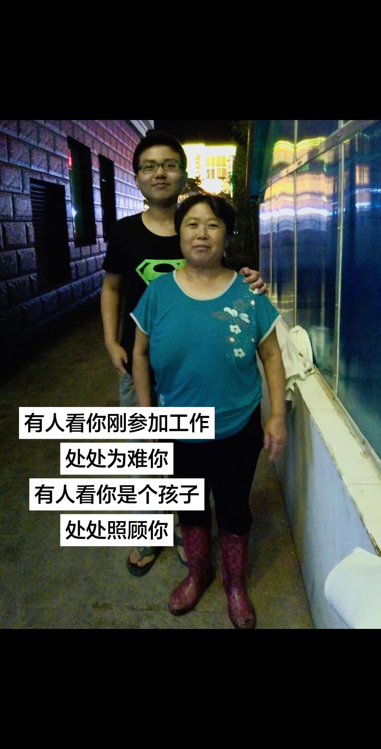 大学期间第一份暑期工在北戴河的餐厅 这个阿姨很照顾我 她负责洗碗 我负责给后厨添