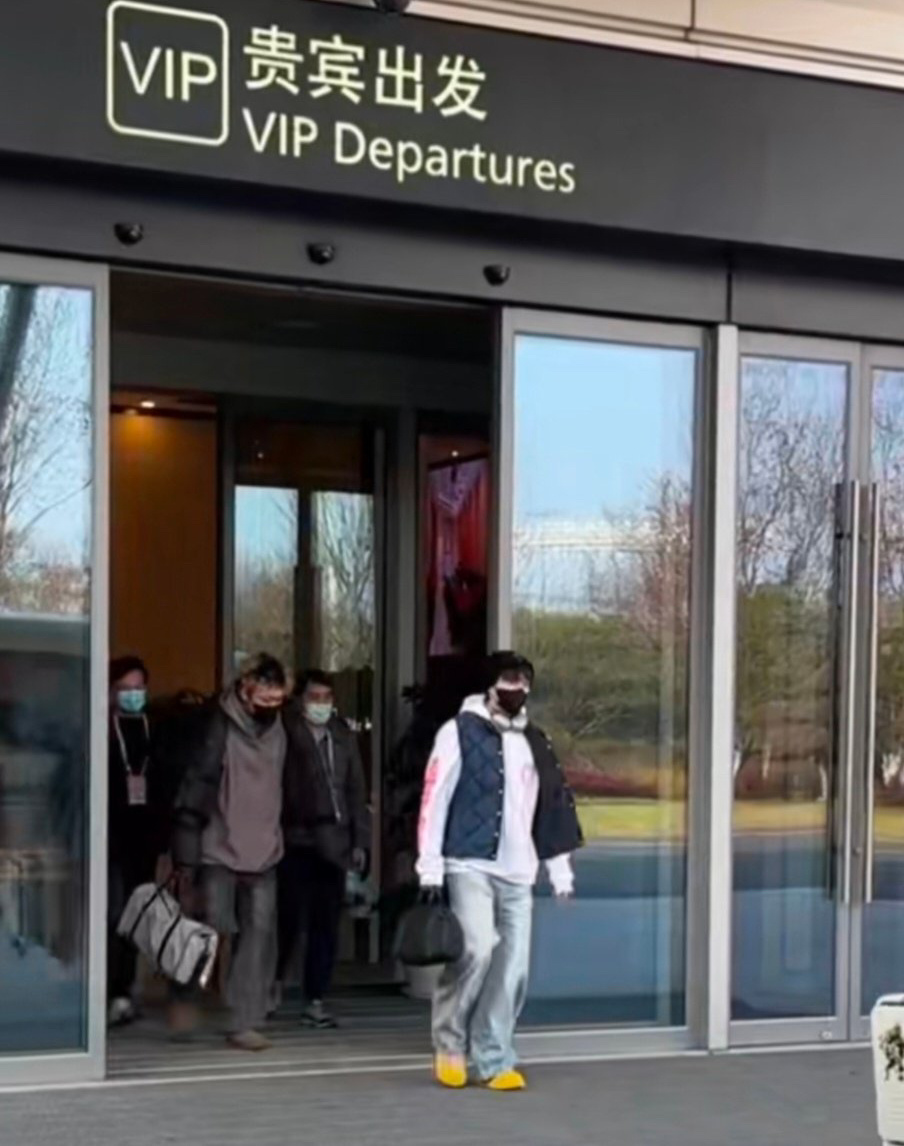 王楚钦已抵达南京国乒核心王楚钦今日抵达南京，将随山东魏桥备战26日开赛的乒超总决