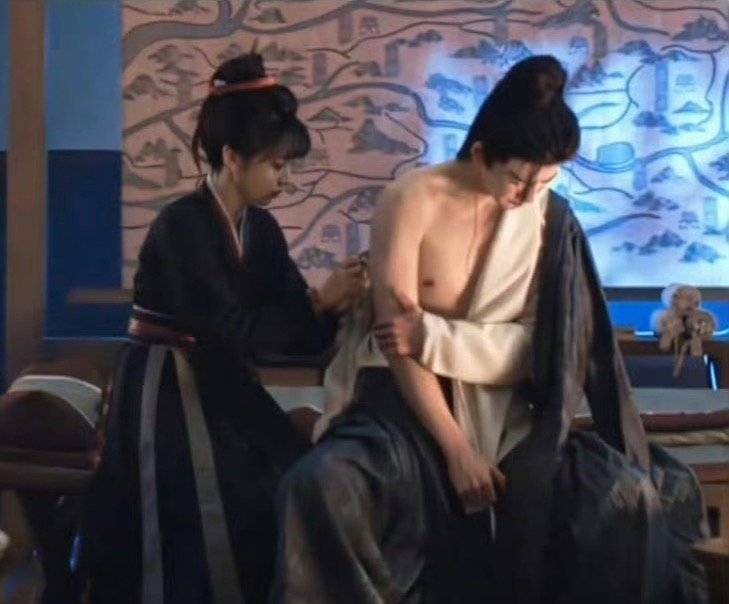 陈飞宇和张凌赫的同款镜头，谁的身材好？ 