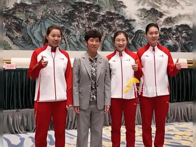 这张合照，我认出了笑靥如花的陈梦与其恩师乔云萍，还有左侧的竖指点赞的顾玉婷，右侧