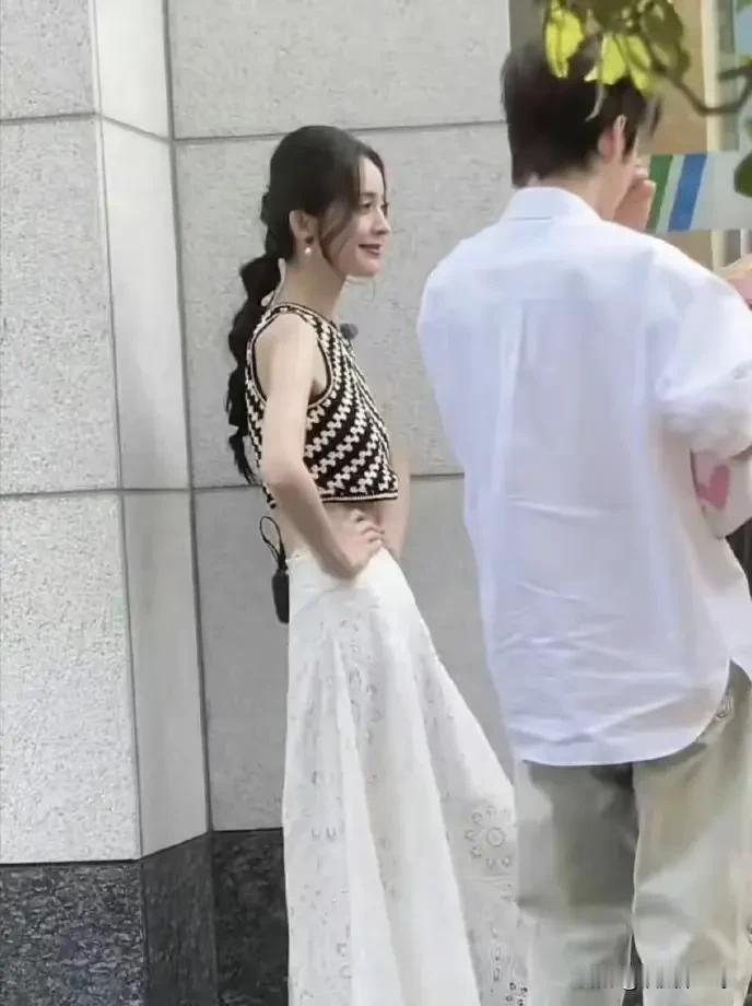 没有最瘦，只有更瘦

在女明星的日常里，大概瘦是她们的终身追求吧

被粉丝拍到的