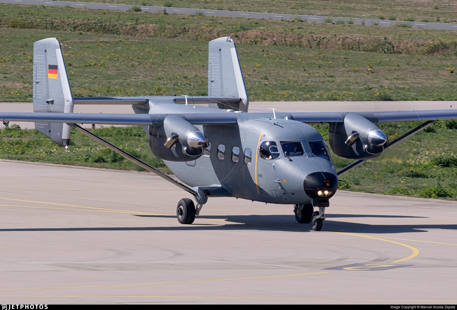 波兰PZL的 M-28“天空卡车” Skytruck 轻型运输机 ，而M-28即