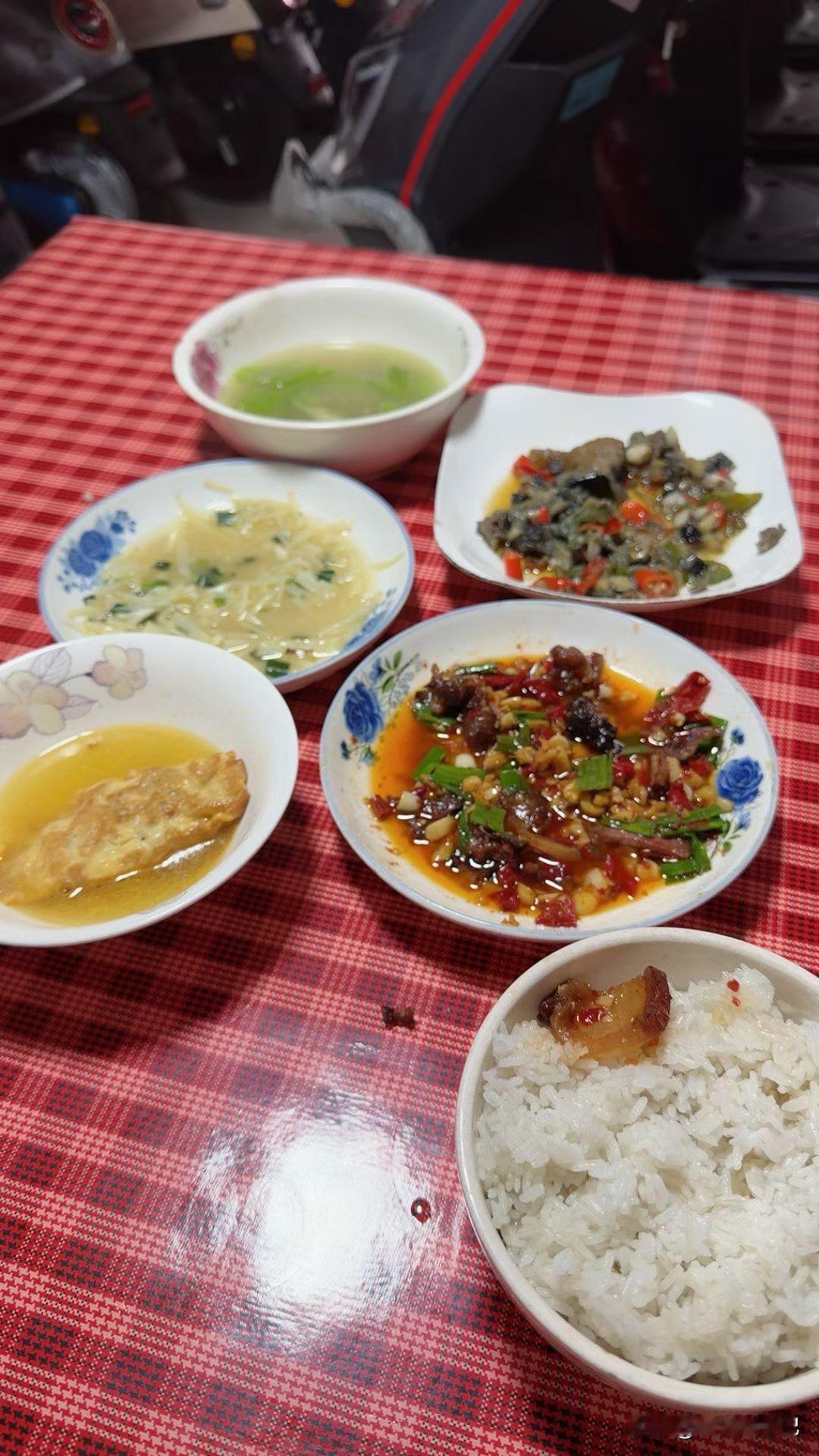 现在大环境不好，大家都开启了每餐的光盘行动。就像宜宾叙州樟海学校，为响应“厉行节