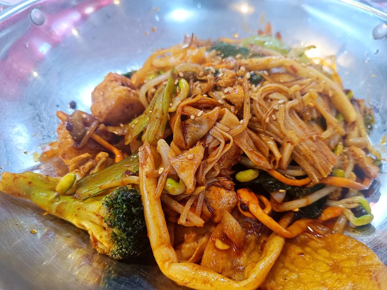今日三餐分享没胃口就来份麻辣香锅，热油一炒，各种食材都裹上红油，又香又下饭，瞬间