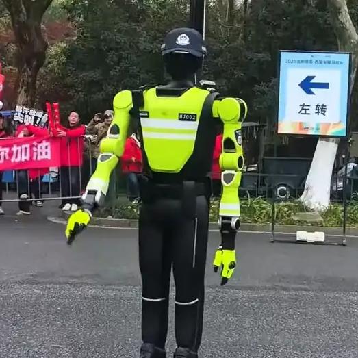 3月22日，2026杭州西湖半程马拉松在黄龙体育中心鸣枪起跑，万名跑者穿行于湖光