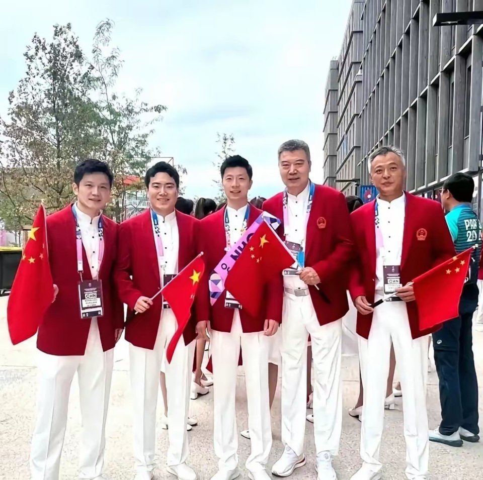 国乒这张合影，樊振东马龙西装革履，气场全开。但你知道吗？这身行头背后，是几十年的
