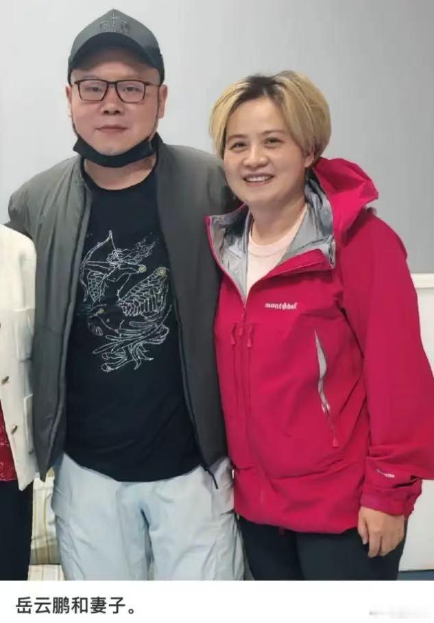 岳云鹏与素人妻子同框岳云鹏与老婆郑敏合照，嫂夫人看起来就很善良，很有爱岳云鹏与老