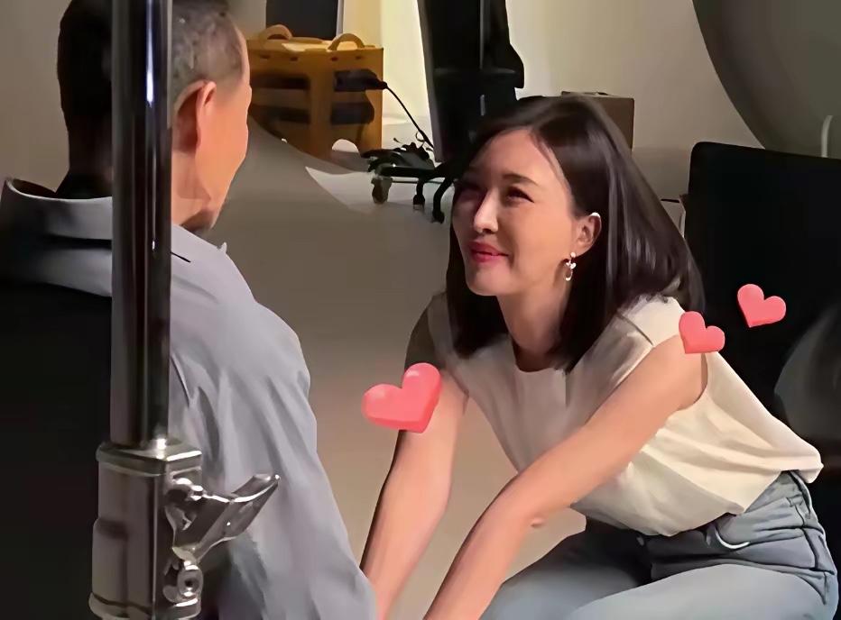 看到这张照片
有没有一种感觉
田朴珺对王石是真爱啊
而且满眼都是爱
全世界都是他