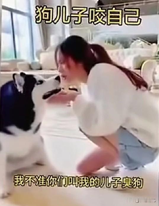 这个女子把自己的狗子当儿子养，没想到最后还是被狗狠狠的咬住不放。
视频中显示，这