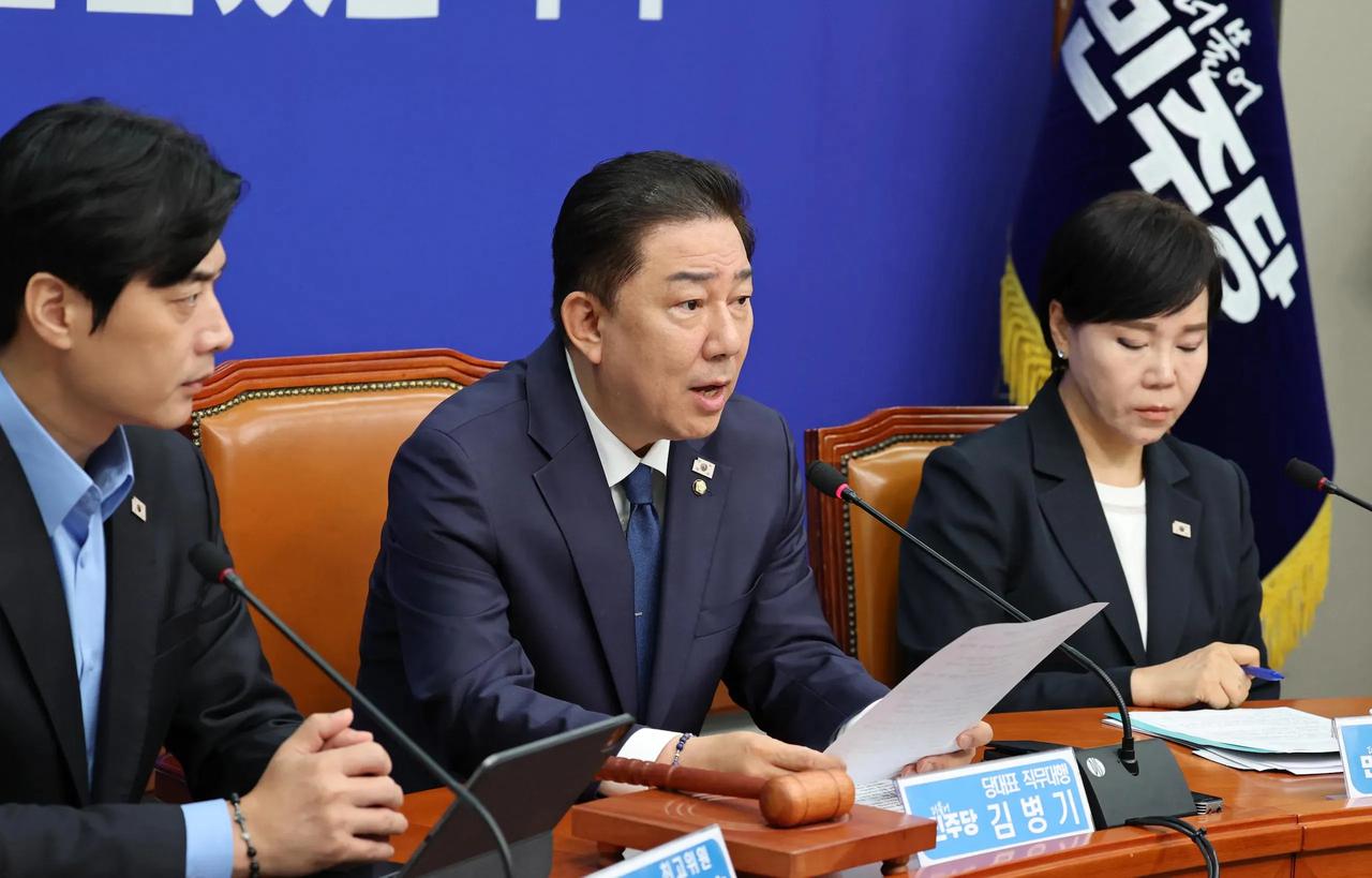 金炳基9日在媒体采访中向检察机关施压:“(李在明总统被起诉的案件)必须取消公诉或