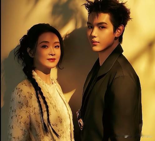 52岁王艳近况曝光，与19岁儿子同框尽显温柔。
许久未公开露面的王艳，近日晒出与