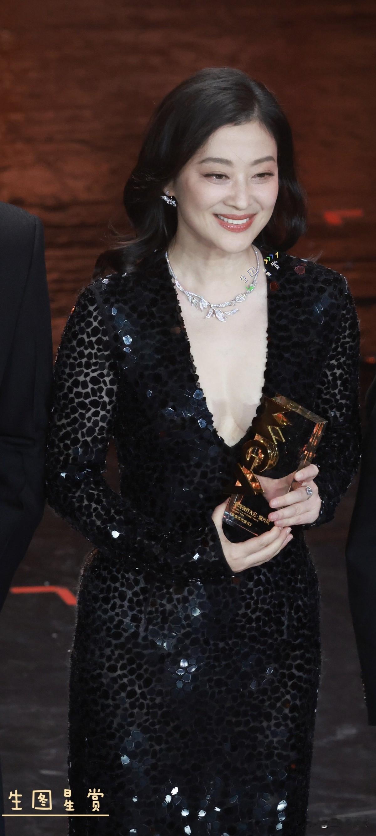 梅婷微博视界大会内场
黑色开胸亮片礼服，美得移不开眼