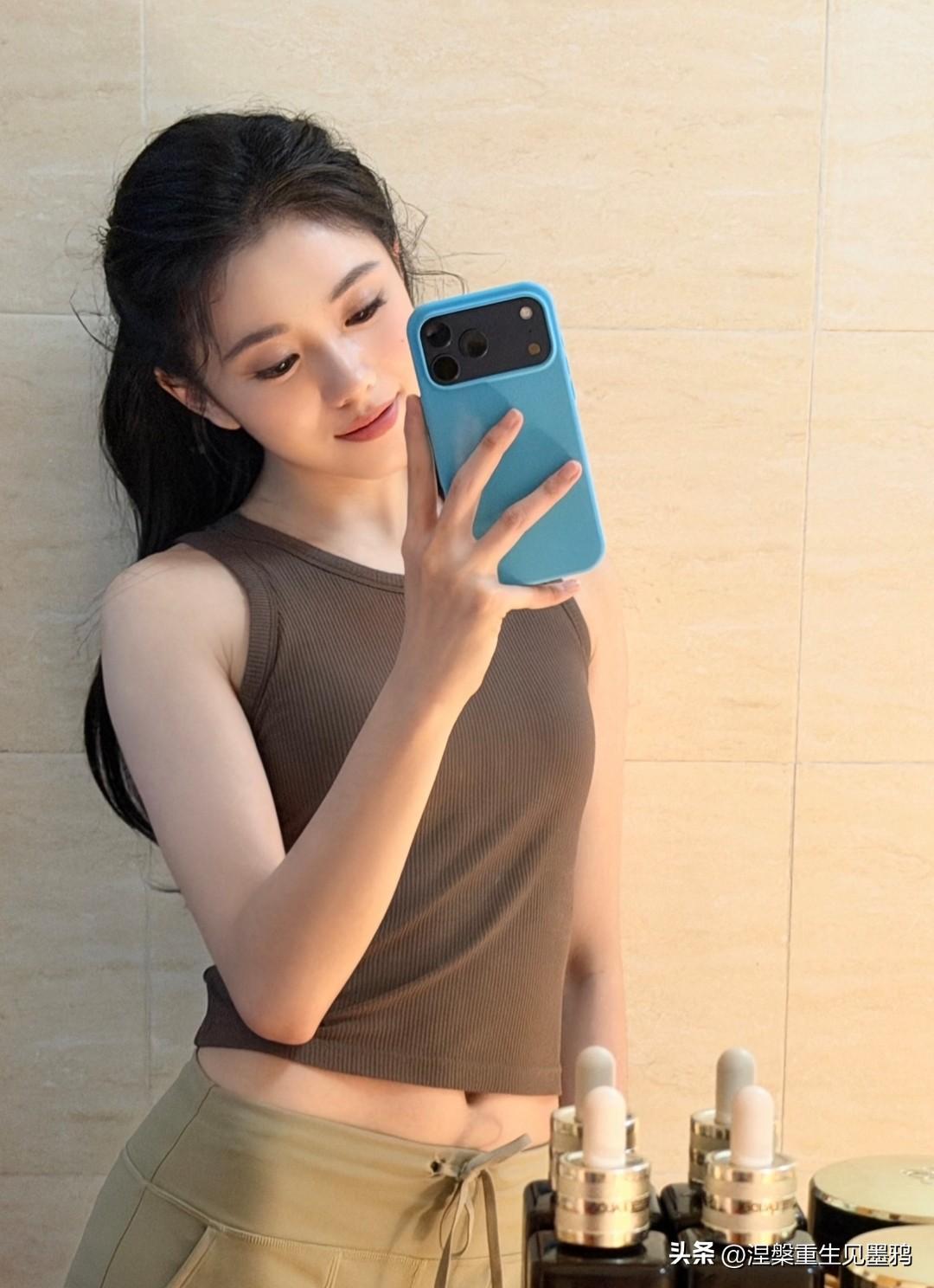 刘浩纯更新动态，照片中的她肤色看起来白皙细腻，给人一种清透干净的感觉，就像剥了壳