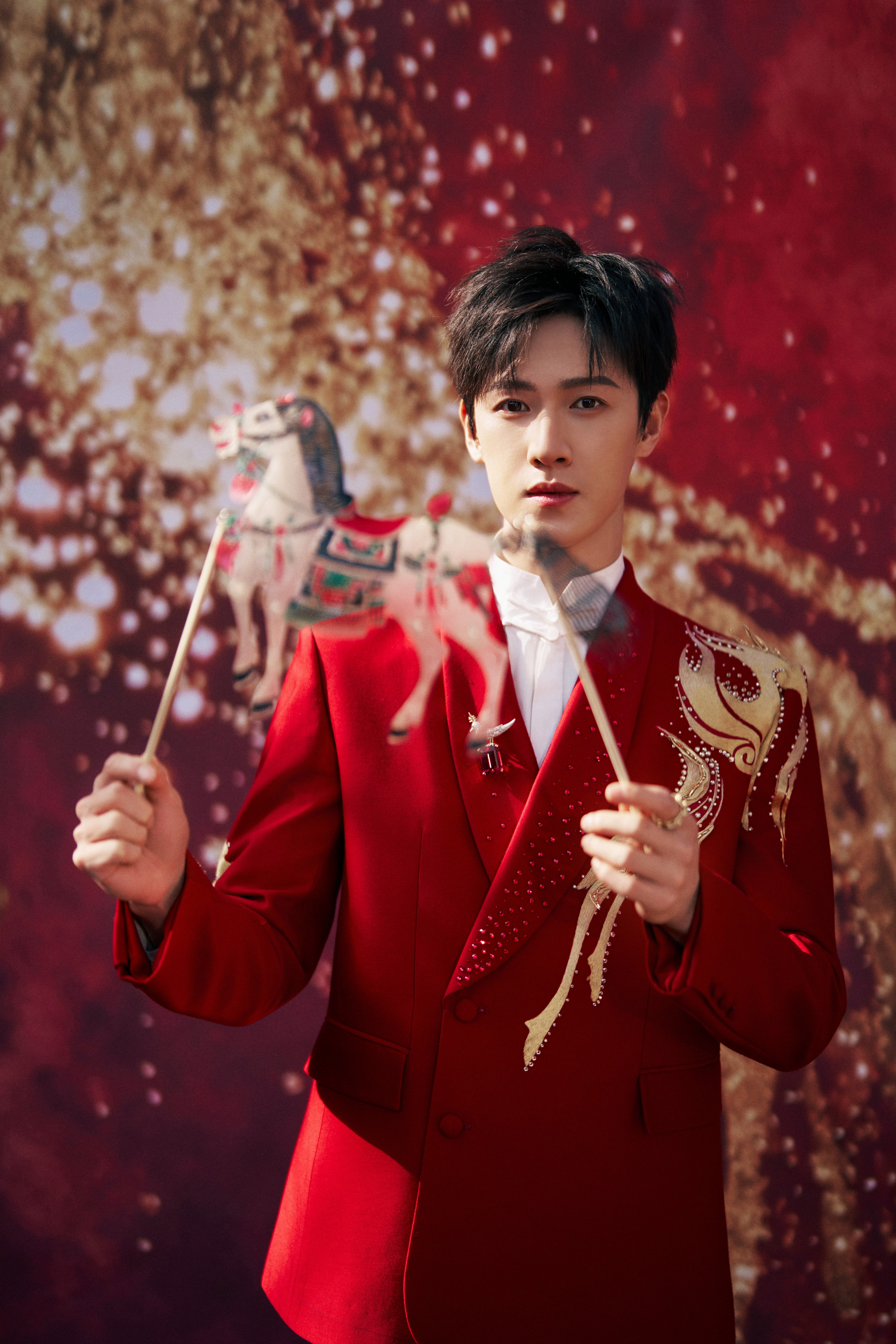 李昀锐今日亮相央视总台春晚造型大片，带来两套不同风格西装Look的帅气演绎，佩戴