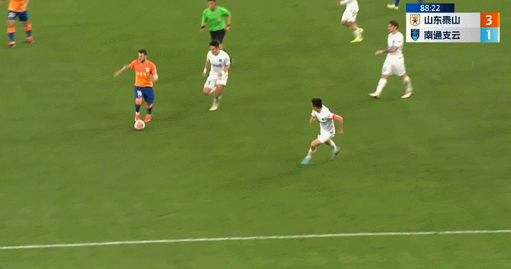 这种情况，估计瓦科心里得开骂了，本来一个得分的好机会，没想到阻挡他进球的不是对手