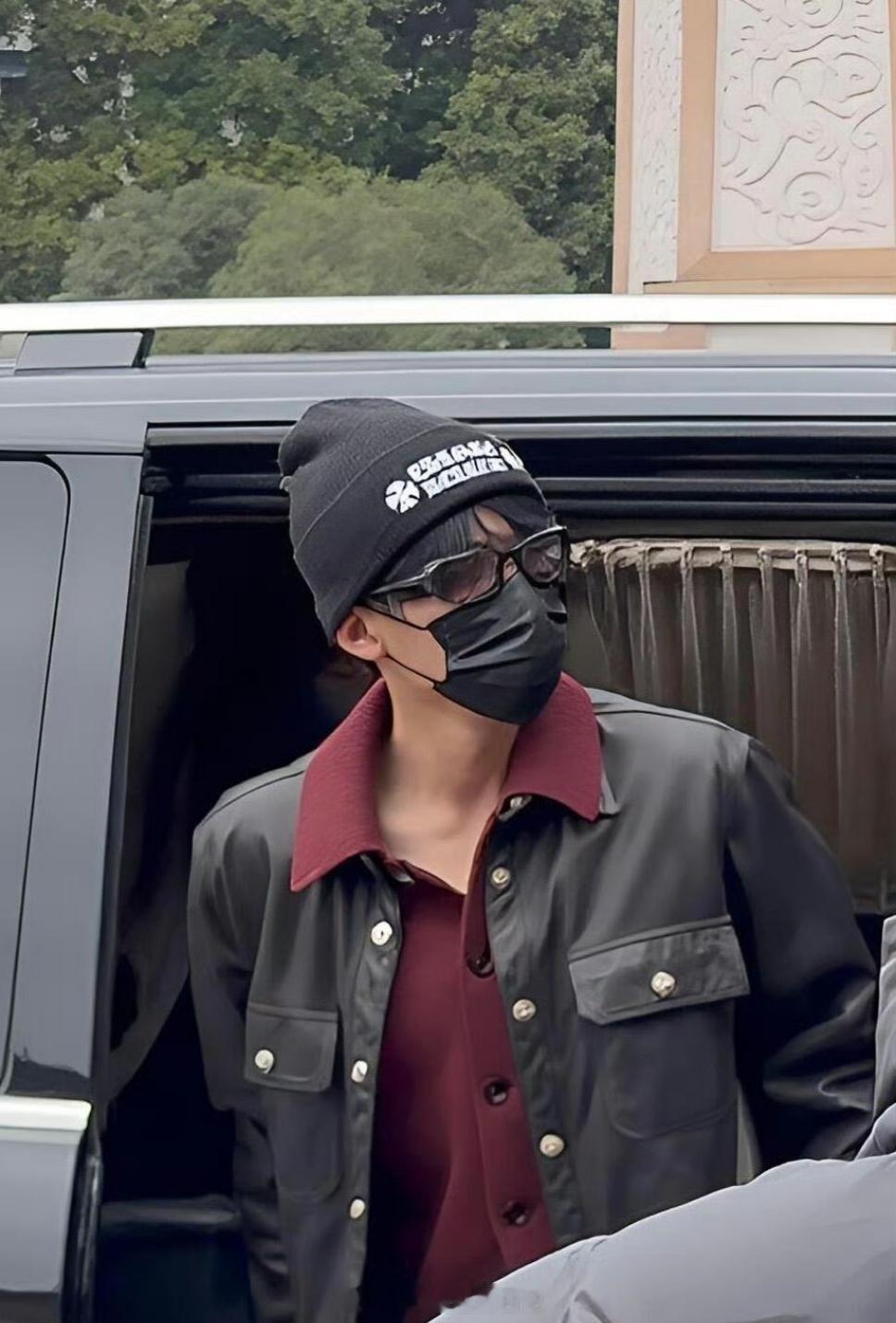 檀健次奔赴新组何不同舟渡继续专心搞事业啦。还穿了红袜子，踩小人中