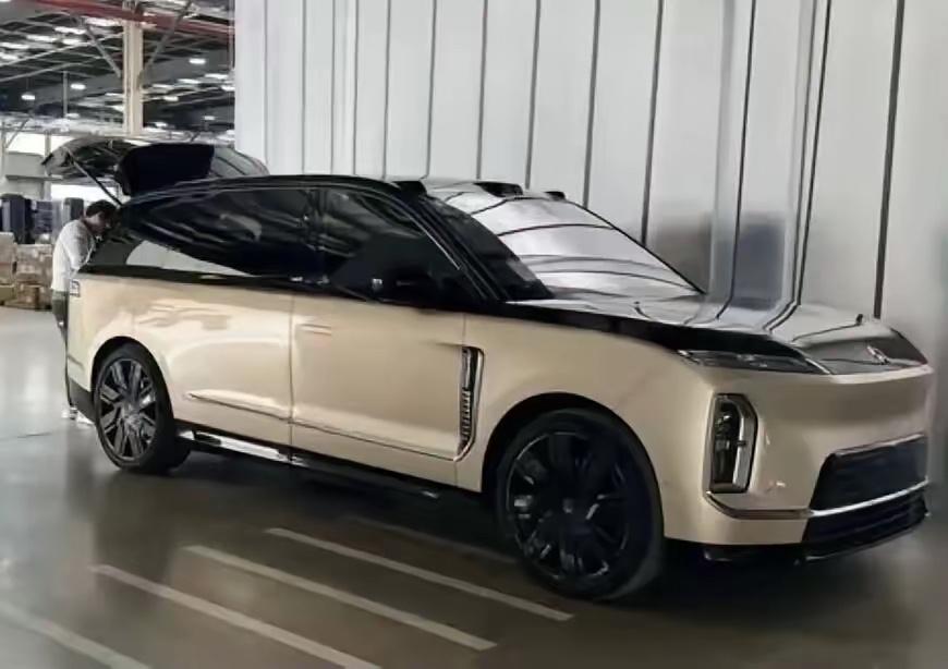 蔚来ES9应该不会有太大惊喜。

外观：其实就是大一号的ES8，或许在用材、细节