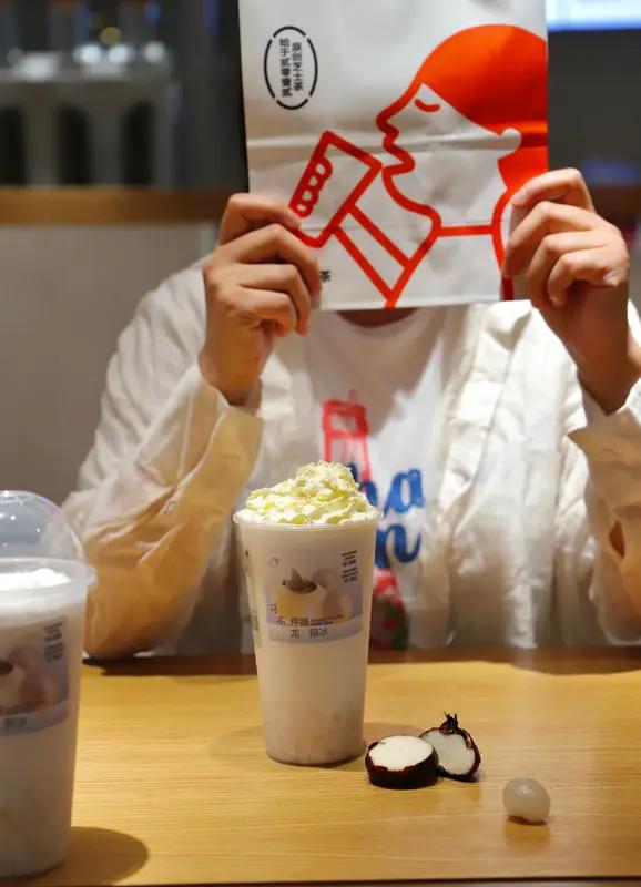 茶颜悦色这新品是真“勇”啊！之前五一预告的“椰青冰萃少年”，研发人员竟想取名“汗