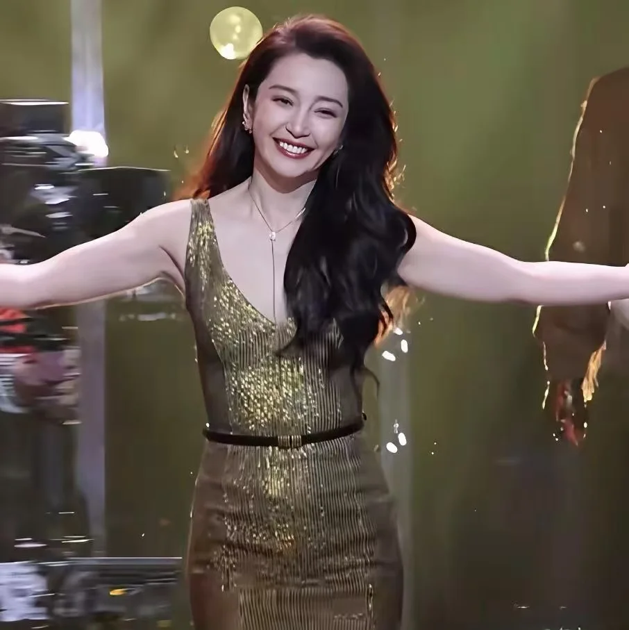 李冰冰参加巴黎欧莱雅活动，专门选了一件显示身材的裙子，选的好，53岁的...