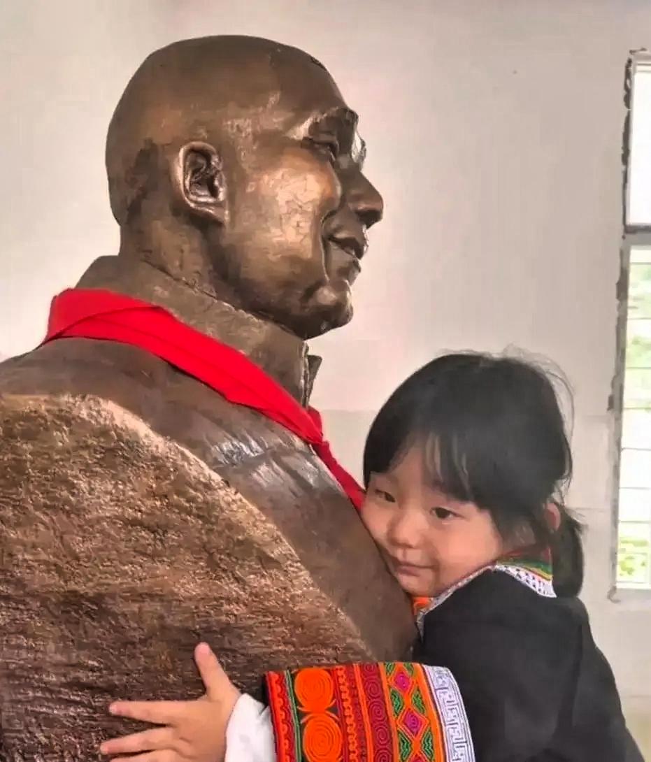 2021年，四川成都1女子带着3岁的女儿到大凉山景区，孩子突然挣脱母亲，上前抱住