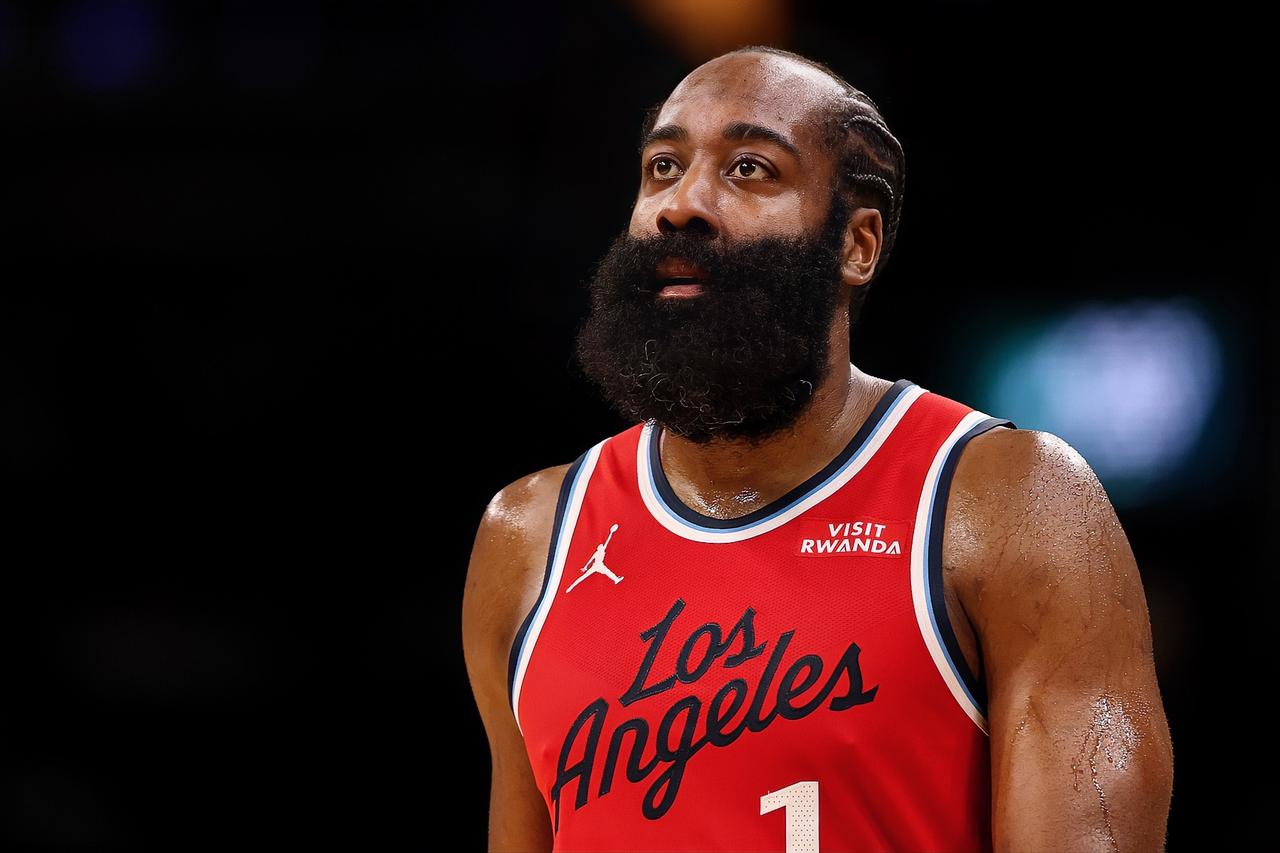 杜兰特：三弟，泰伦卢说18次失误非常致命，他这不是在说你吗？？？
哈登：他上一场