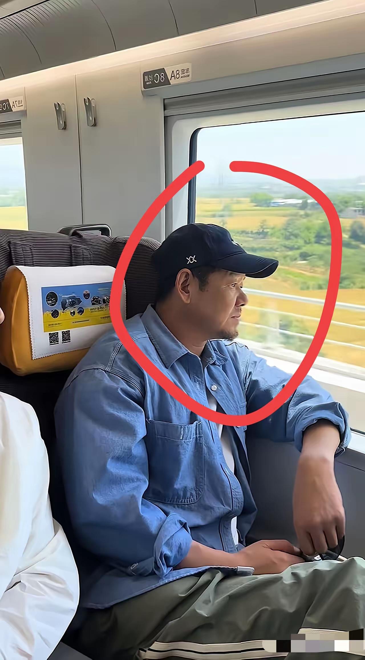 这老头太低调了，明明是大明星却只做普通座位，你知道他是谁吗？