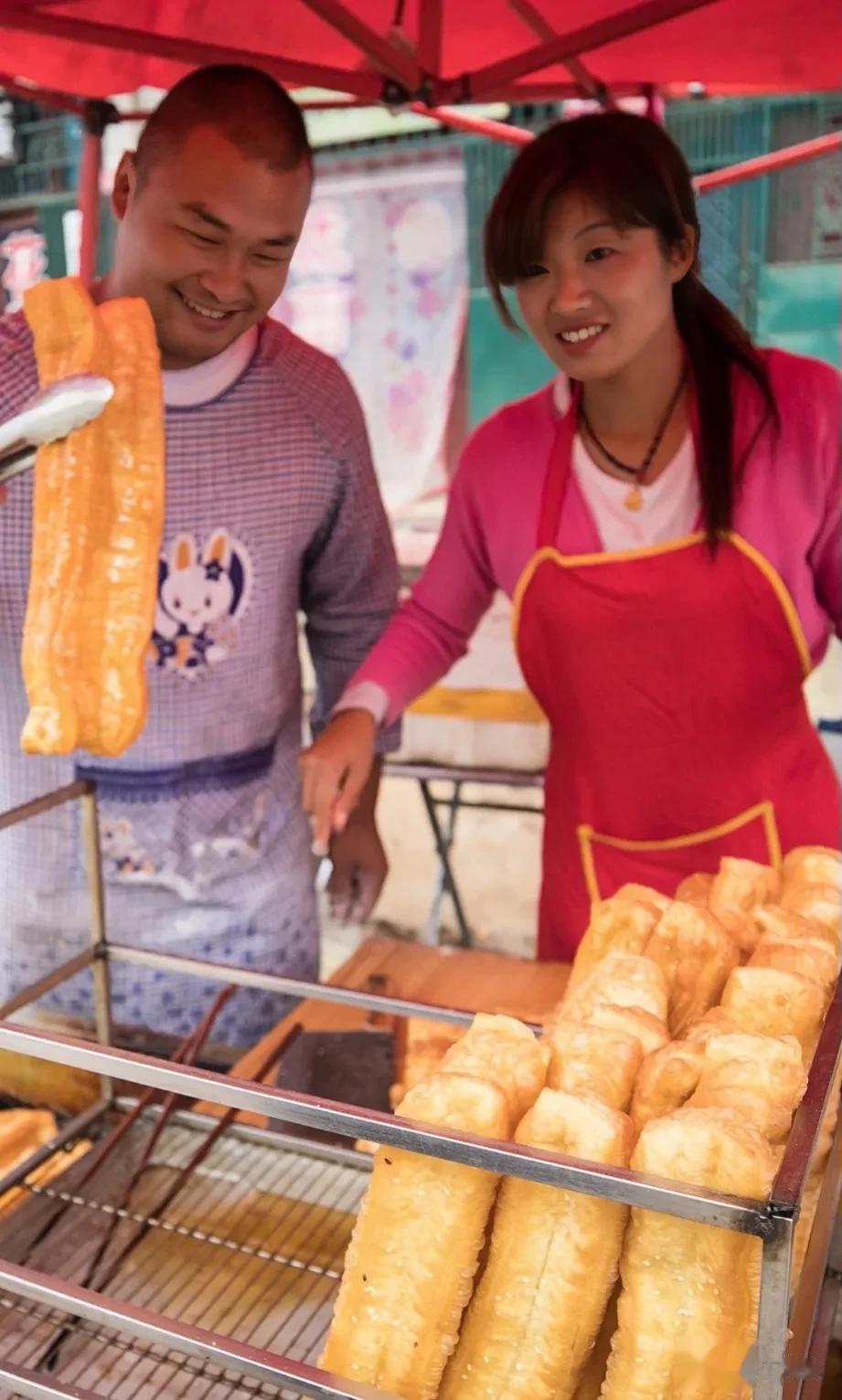 一个很奇怪的现象:

大街上，摆摊的、烧烤的、送外卖的、手机贴膜的，大多数人都有