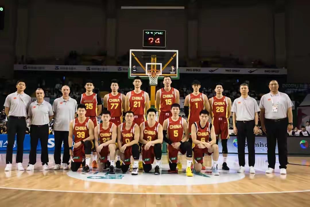 男篮世亚预赛中国队惨遭韩国队双杀！主场4分惜败，今天76-90惨败！中国男篮怎么