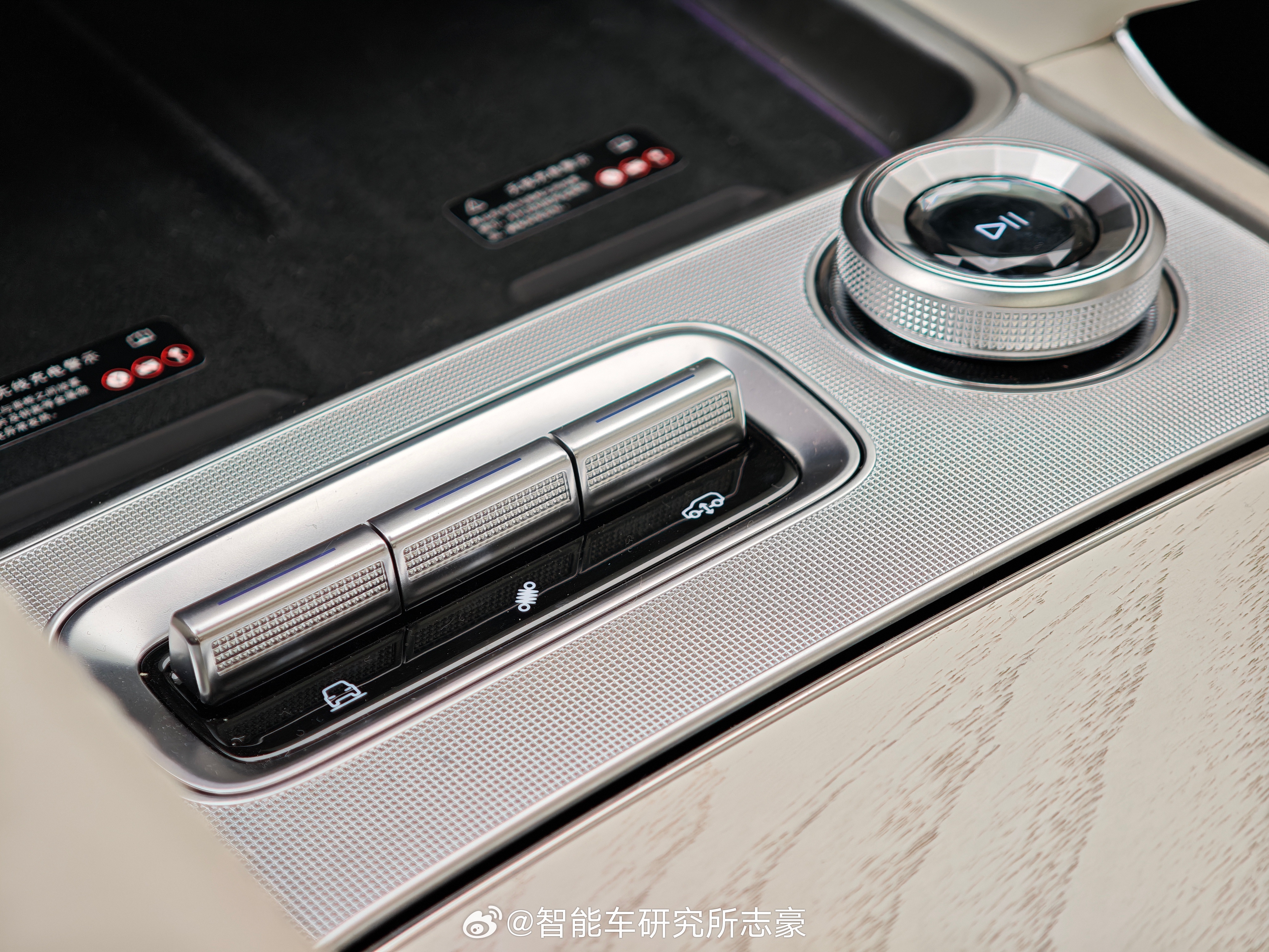 豪华新能源，要全面回归实体按钮？给大家看看极氪8X前排，除了大双大连屏幕，有仪表