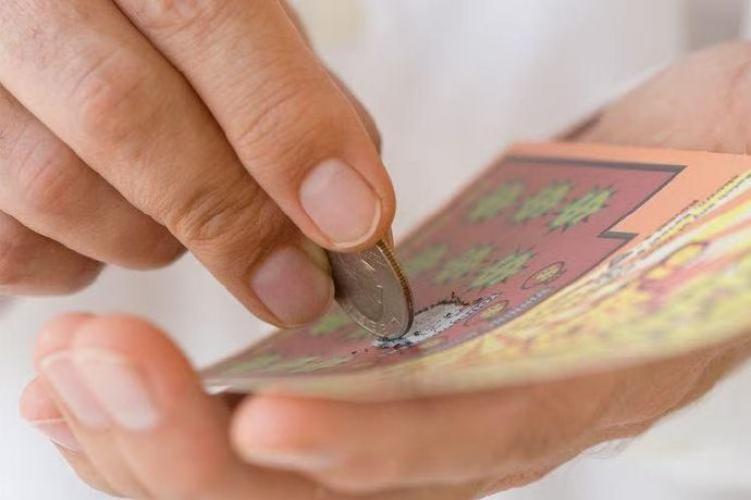 男子买下他人不要的彩票中百万美元【别人挑好却没买的彩票，美国男子顺手买下意外刮中