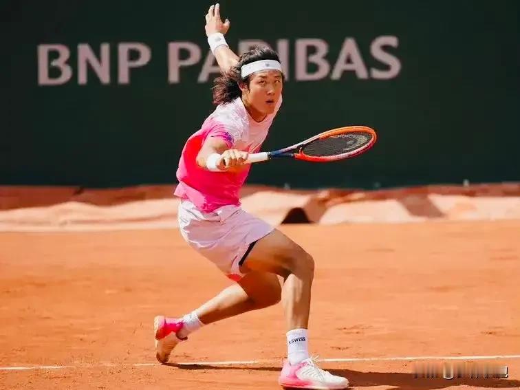 张之臻顺利晋级法网男单32强！男单第二轮比赛一波三折，张之臻在首盘3-3战平后比