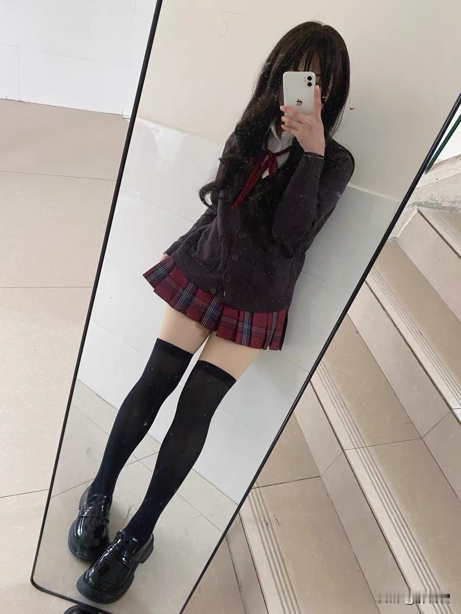 📸 镜中少女，黑裙红领带，青春气息扑面而来！💕