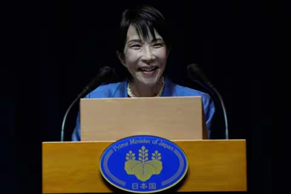 高市早苗此番行径，犹如在悬崖边飙车！中日关系根基已被撼动，若继续执迷不悟，恐将引