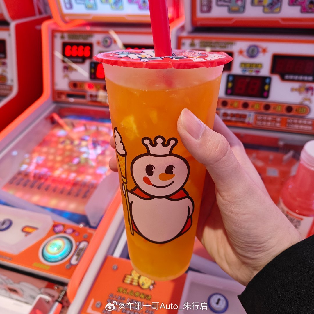 工作日买吃的还是好路上啥都不用排队来着整杯雪王的棒打鲜橙回家路上喝