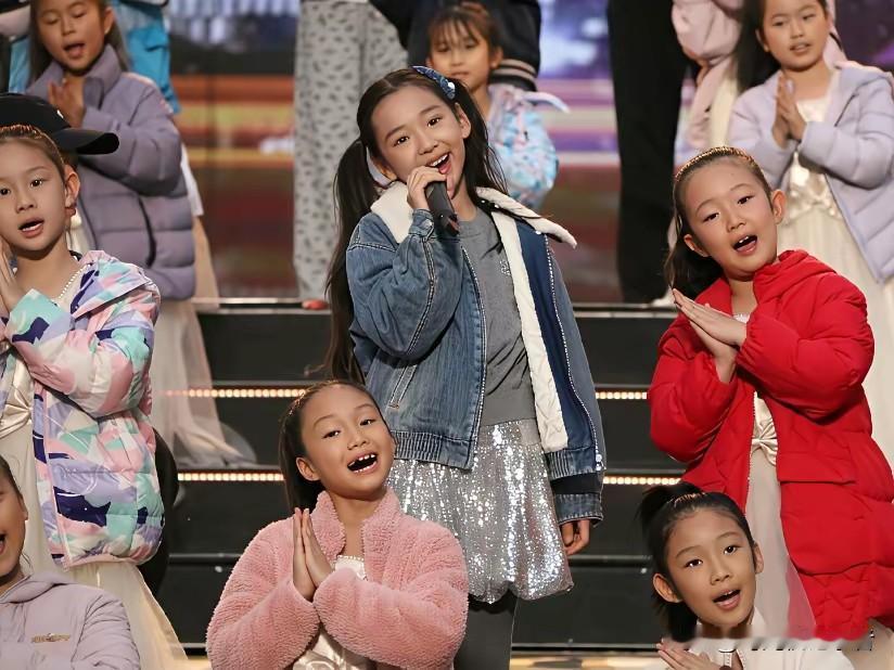 董璇家女儿如今都可以自己赚学费了，活动接个不停，孩子也是喜欢忙碌的生活，从容不惊